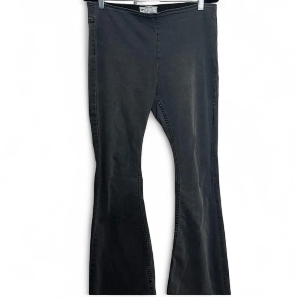 Free People Stonewash Black Stretch Pull On Flare Leg Jeans size 31